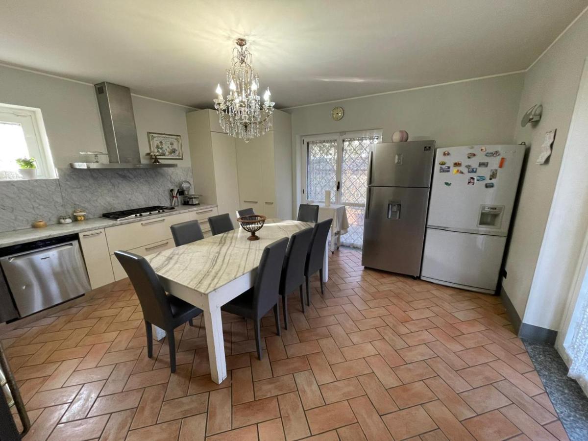 Lussuosa Villa Vicino Alla Stazione Caronno Pertusella Exteriör bild