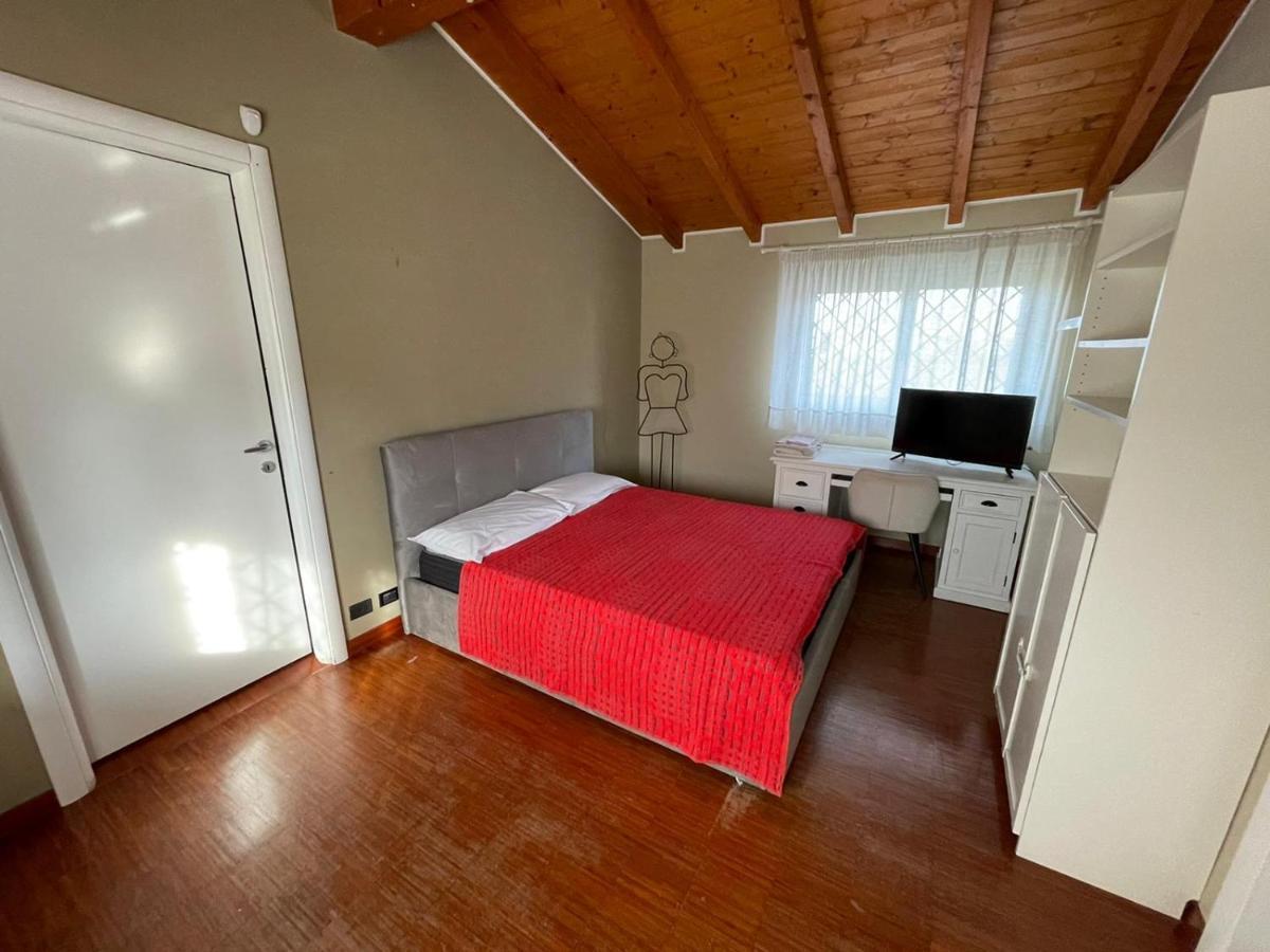 Lussuosa Villa Vicino Alla Stazione Caronno Pertusella Exteriör bild
