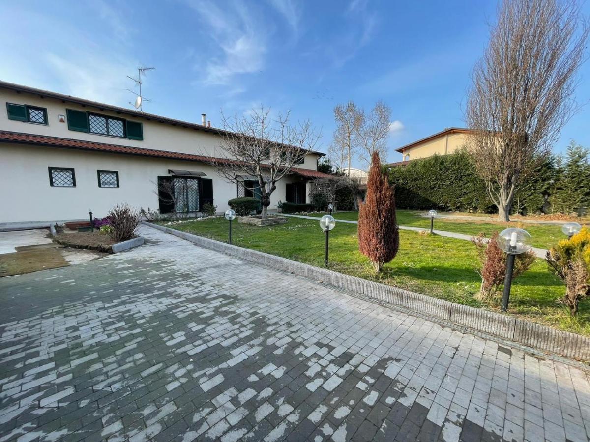 Lussuosa Villa Vicino Alla Stazione Caronno Pertusella Exteriör bild